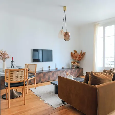 Charm And Serenity In This Modern Cocoon For 2 * Paris